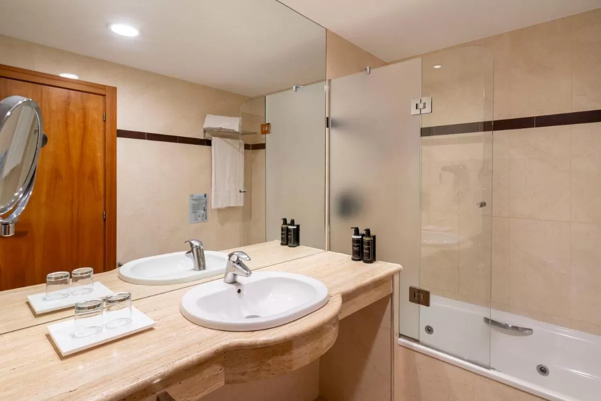 Bañera de hidromasaje en el baño Eurostars Centrum Alicante