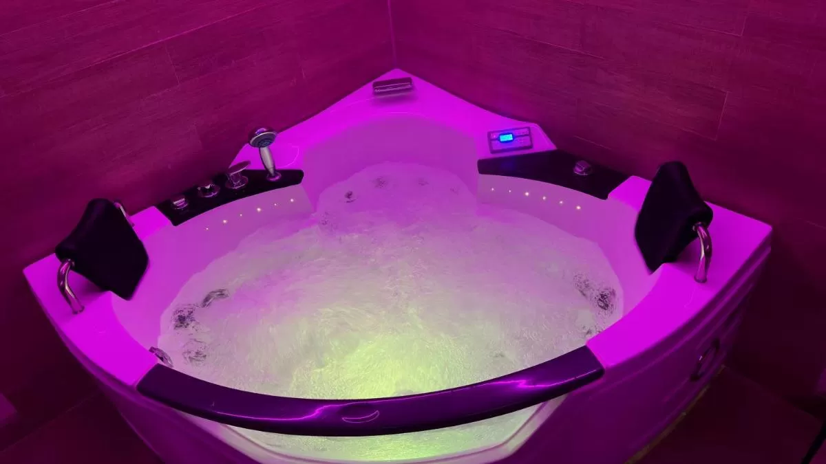 Bañera de hidromasaje en el cuarto Caballero Errante en Madrid