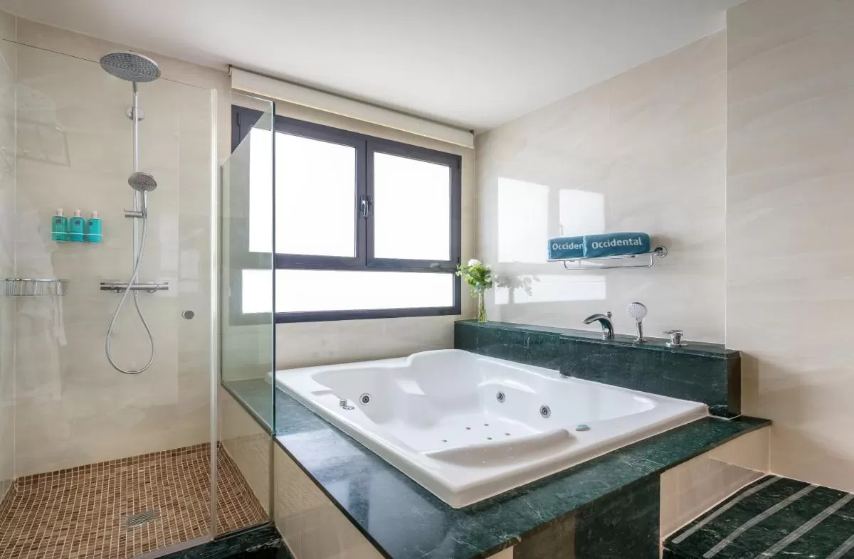 Bañera tipo spa de la suite Occidental Granada