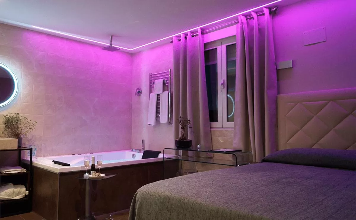 Cama cerca del jacuzzi Caballero Errante Madrid