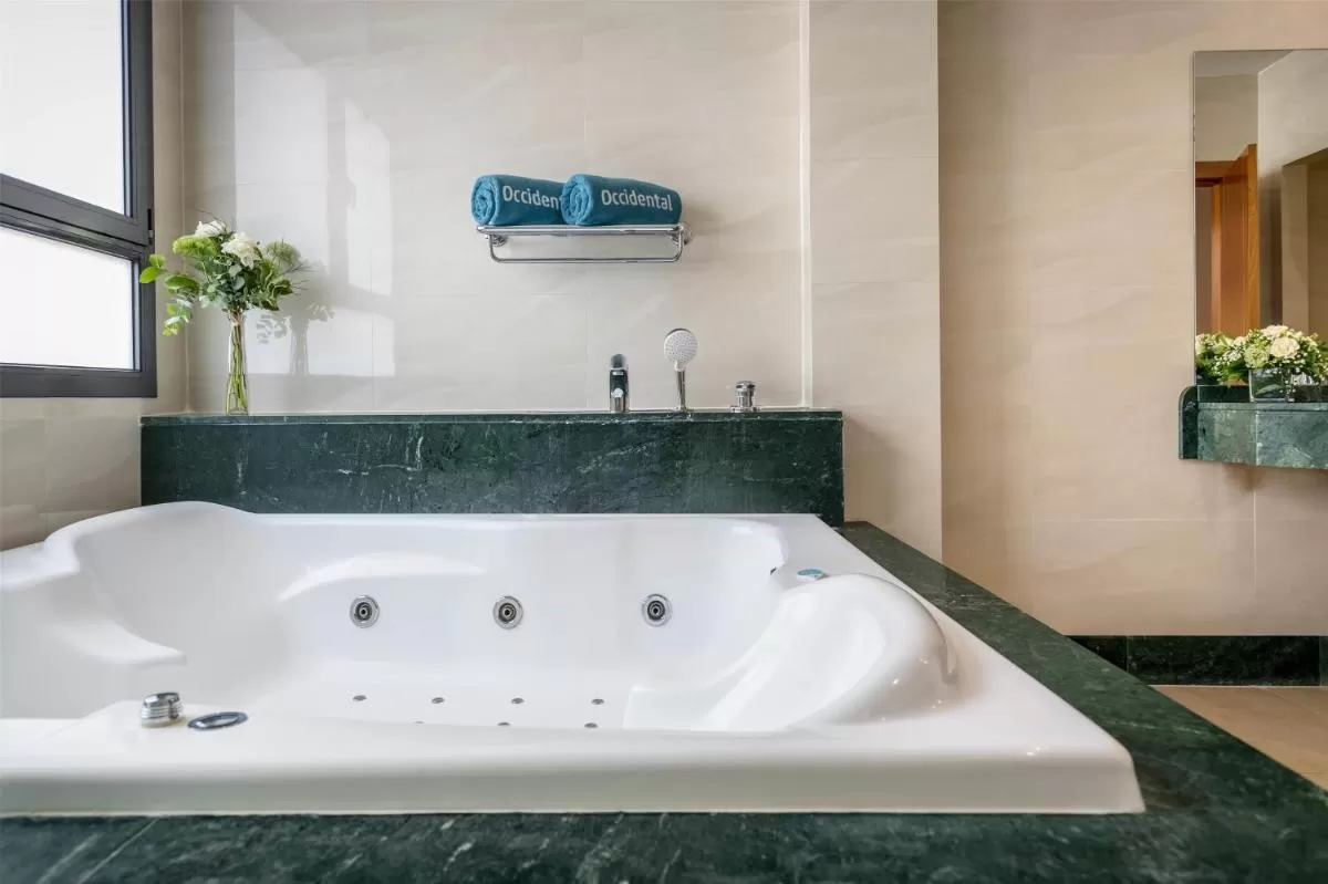 Gran jacuzzi privado blanco del Hotel Occidental Granada