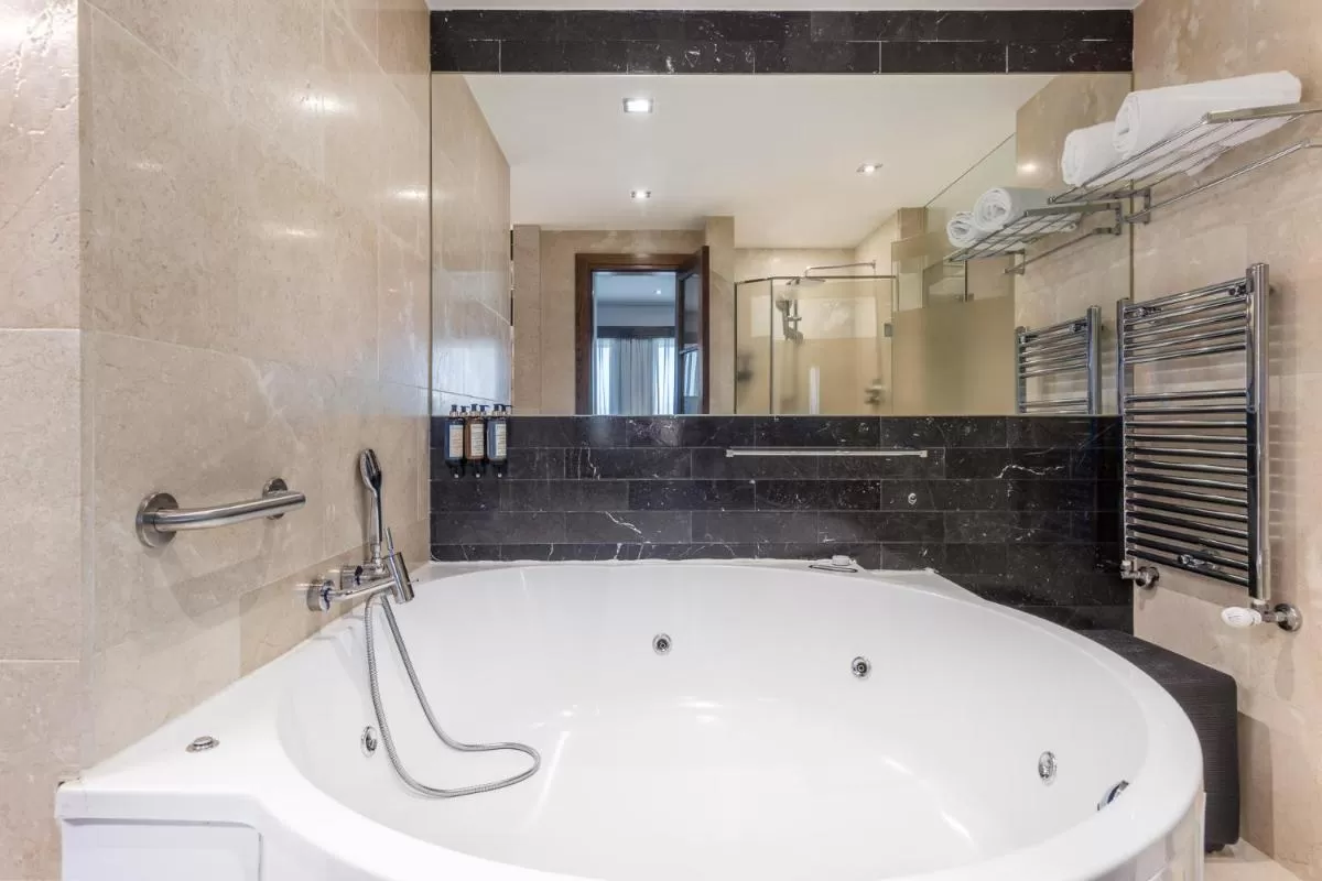 Gran jacuzzi redondo para parejas de la suite Eurostars Suites Mirasierra Madrid