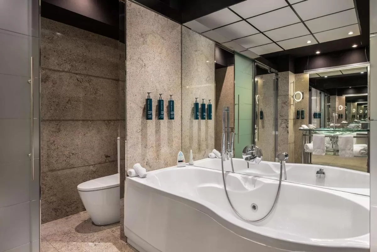 Habitación con bañera de hidromasaje Hilton Madrid Airport