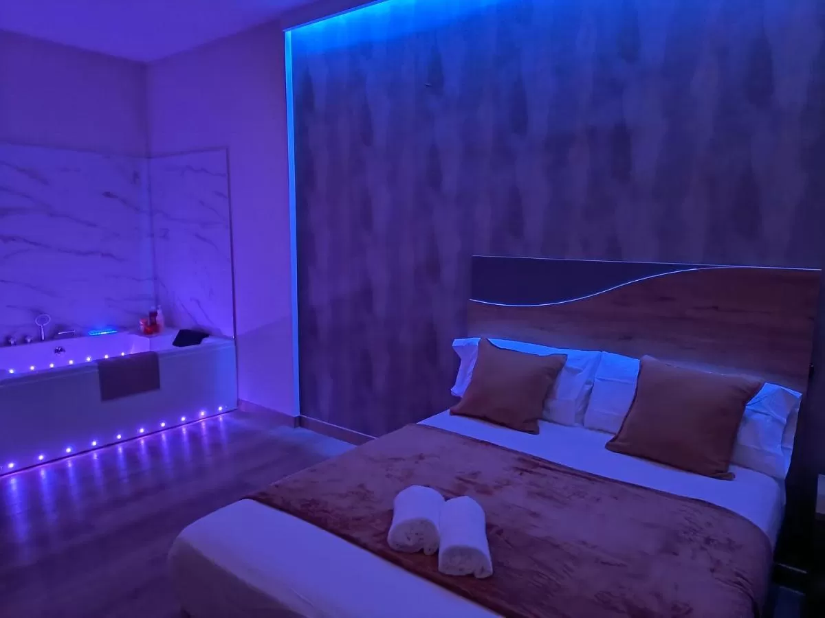 Habitación Paradise Suites Madrid con jacuzzi cerca de la cama