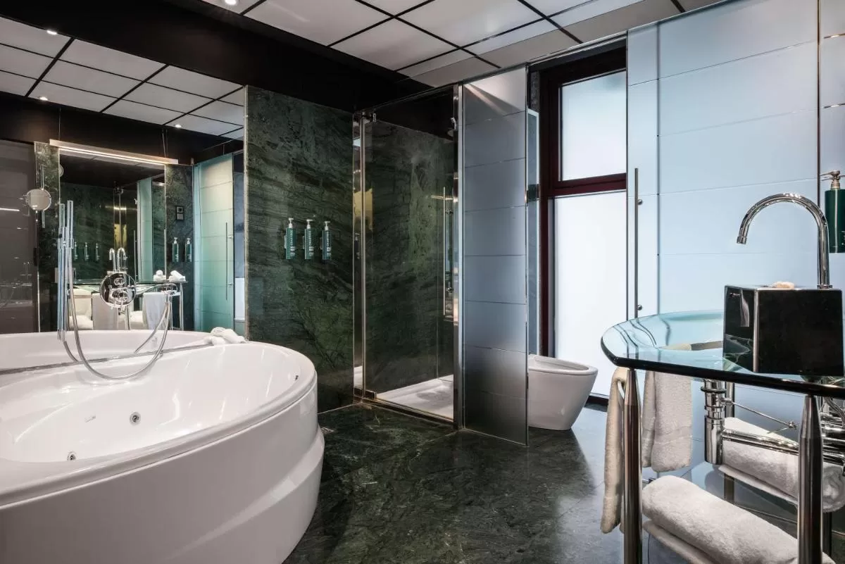 Hilton Madrid Airport con jacuzzi en la habitación