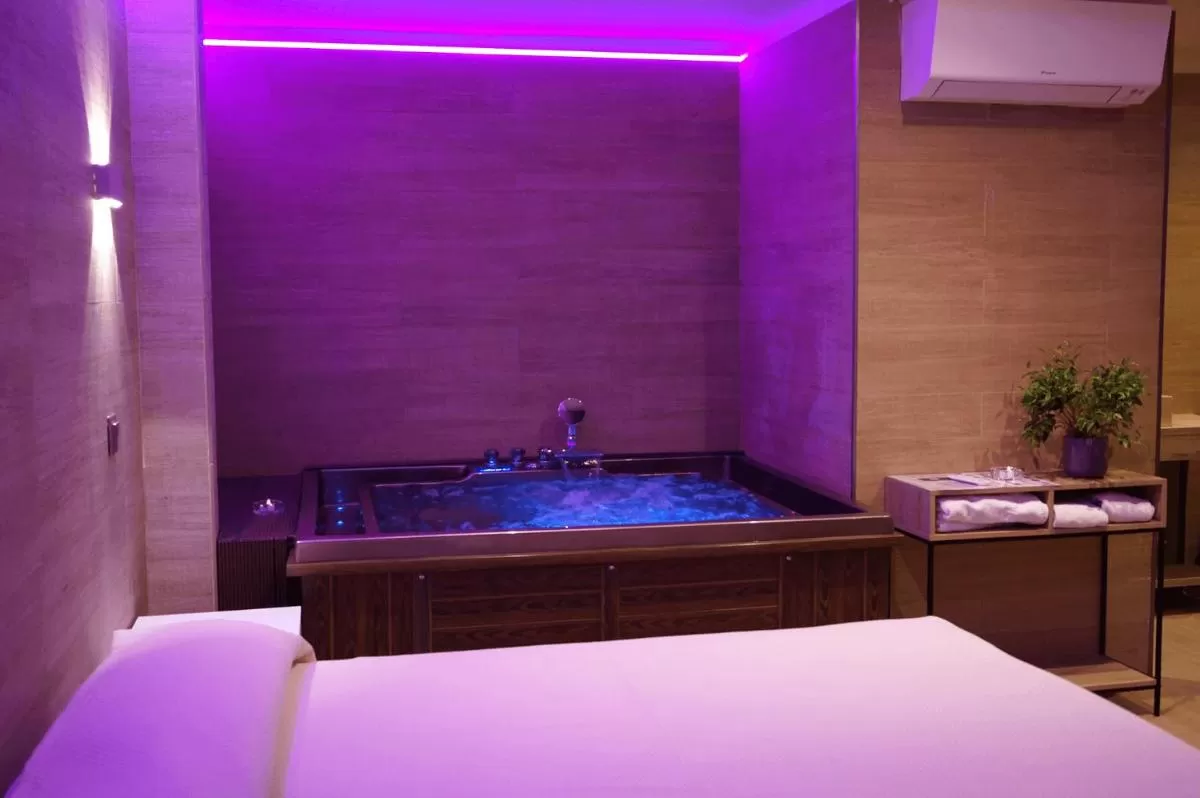 Iluminación púrpura del jacuzzi en Caballero Errante en Madrid