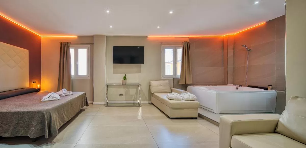Jacuzzi cerca de la cama en la suite Caballero Errante en Madrid