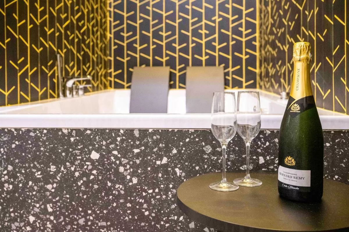 Jacuzzi con botella de Cava Hotel Pathos by Mimood Aparthotels Valencia