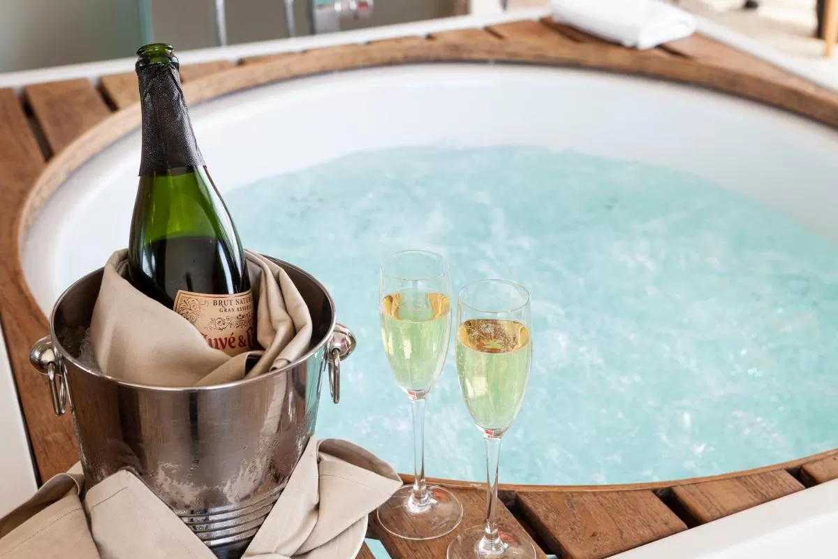 Jacuzzi con Champagne Hotel SB Diagonal Zero 4 Sup Barcelona Jacuzzi con Champagne Hotel SB Diagonal Zero 4 Sup Barcelona