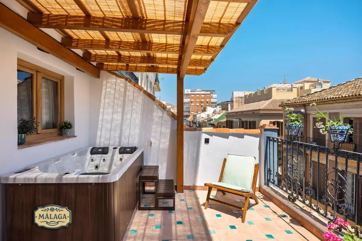 Jacuzzi en el balcón en Mi Andalusia Hotel Experience en Málaga