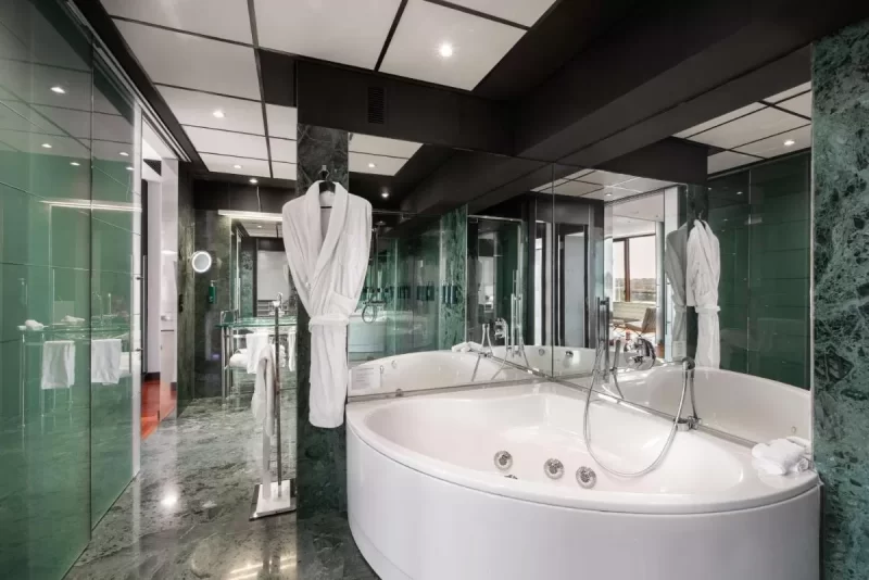 Habitación con jacuzzi en Hilton Madrid Airport