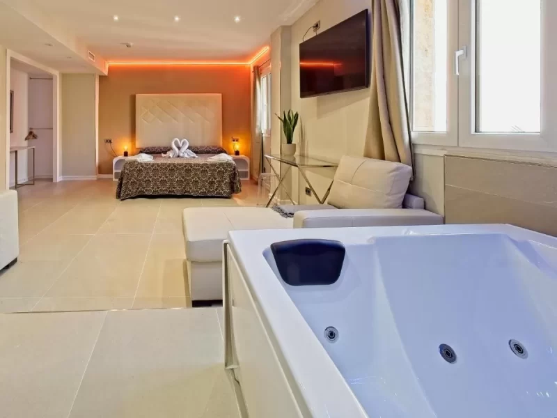 Dormitorio con bañera de hidromasaje en Caballero Errante en Madrid