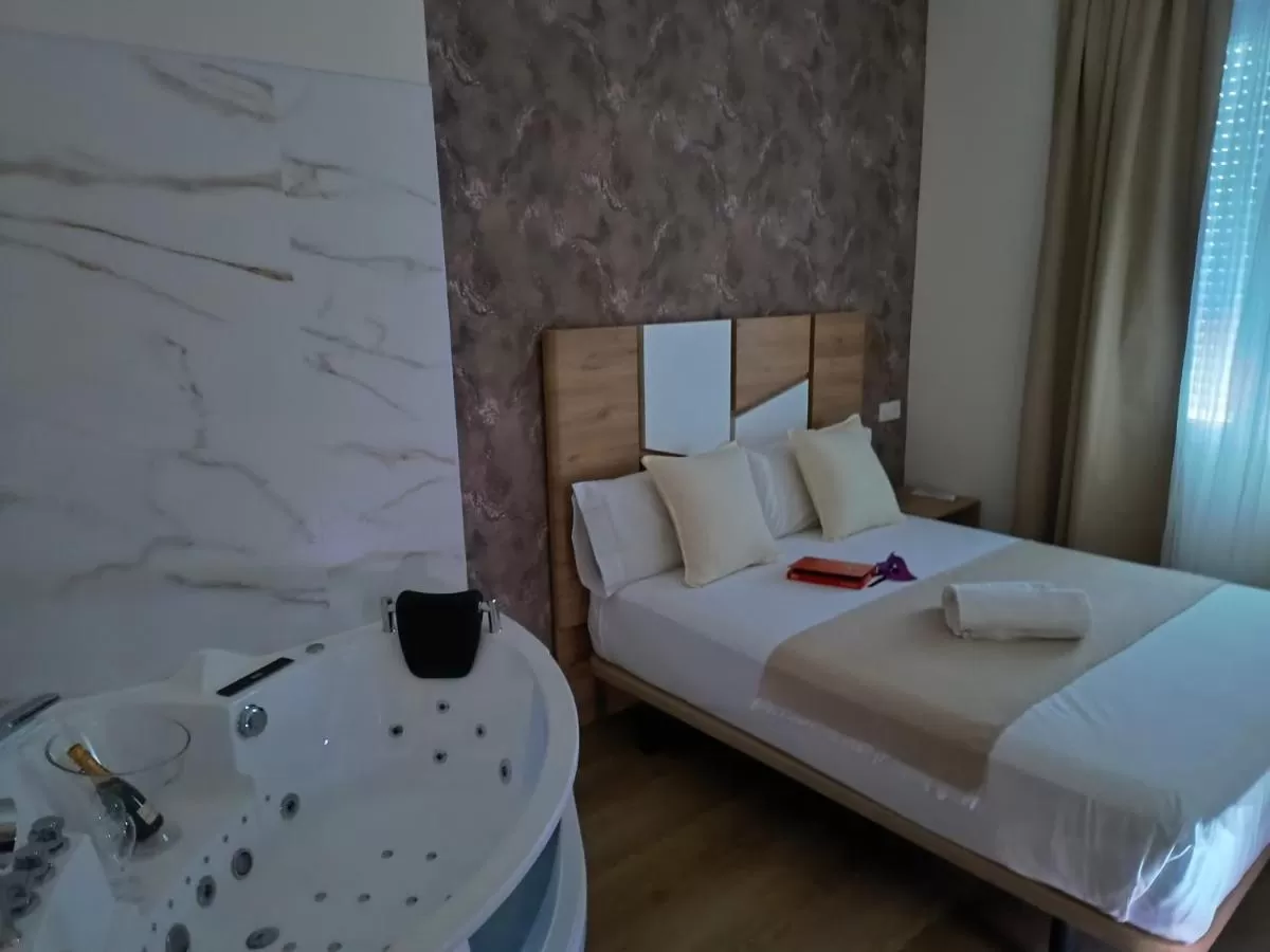 Jacuzzi en la habitación Paradise Suites Madrid