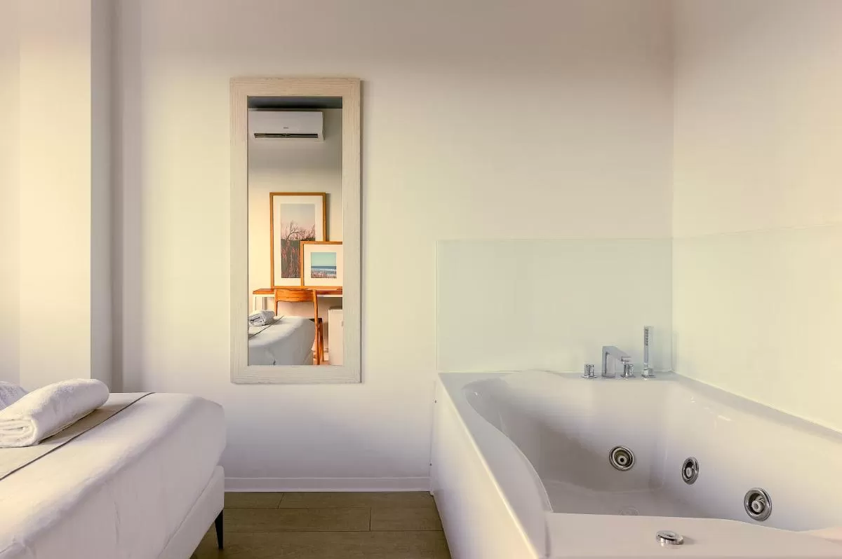 Jacuzzi en la habitación YOU & CO Saler Beach Boutique