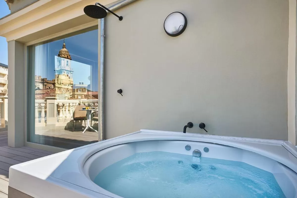 Jacuzzi en la terraza con vistas a la calle Larios Vincci Larios Diez en Málaga