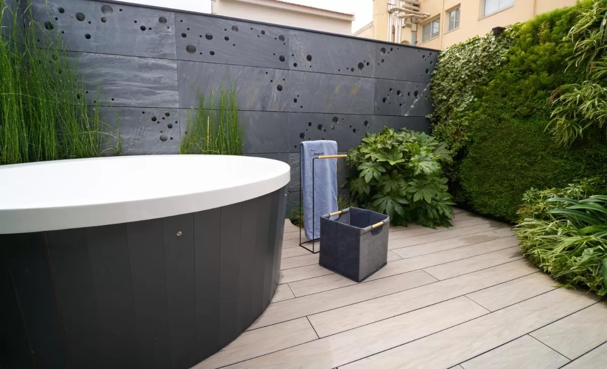 Jacuzzi en la terraza de la suite Hotel Regina Madrid