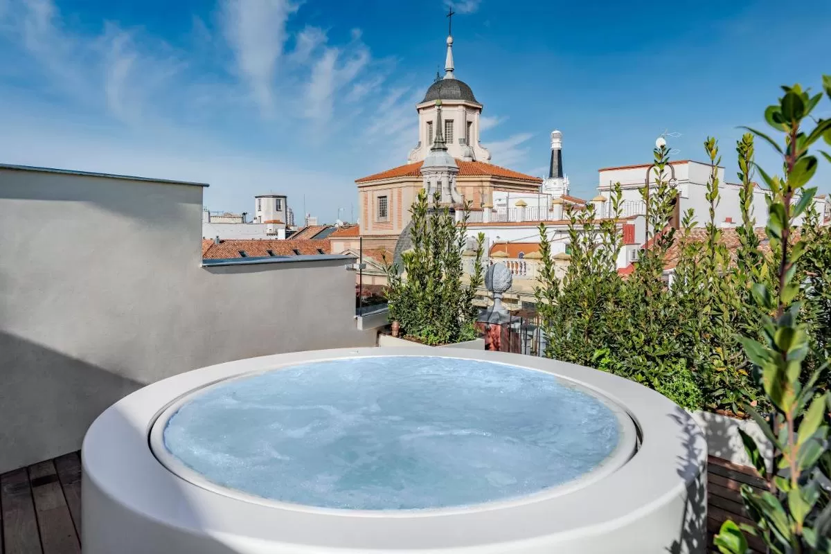 Jacuzzi en la terraza en el CoolRooms Palacio de Atocha en Madrid