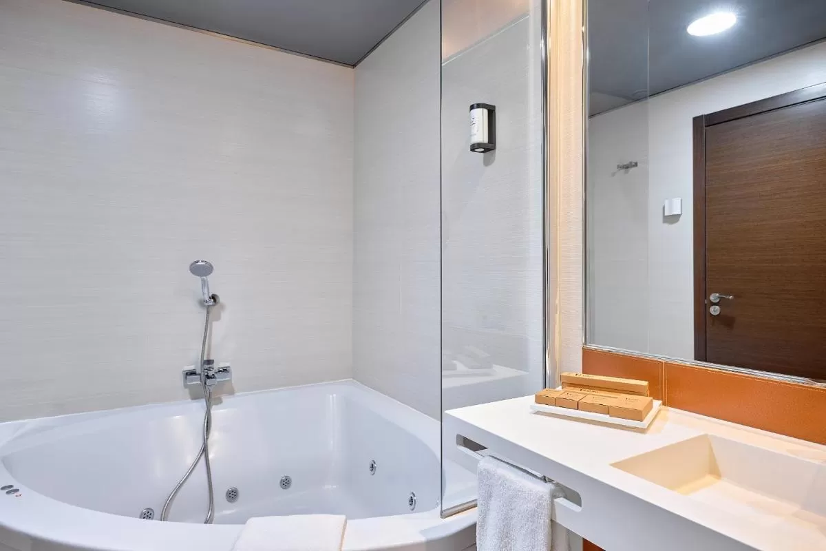 Jacuzzi para parejas de la Suite Hotel Turia Granada