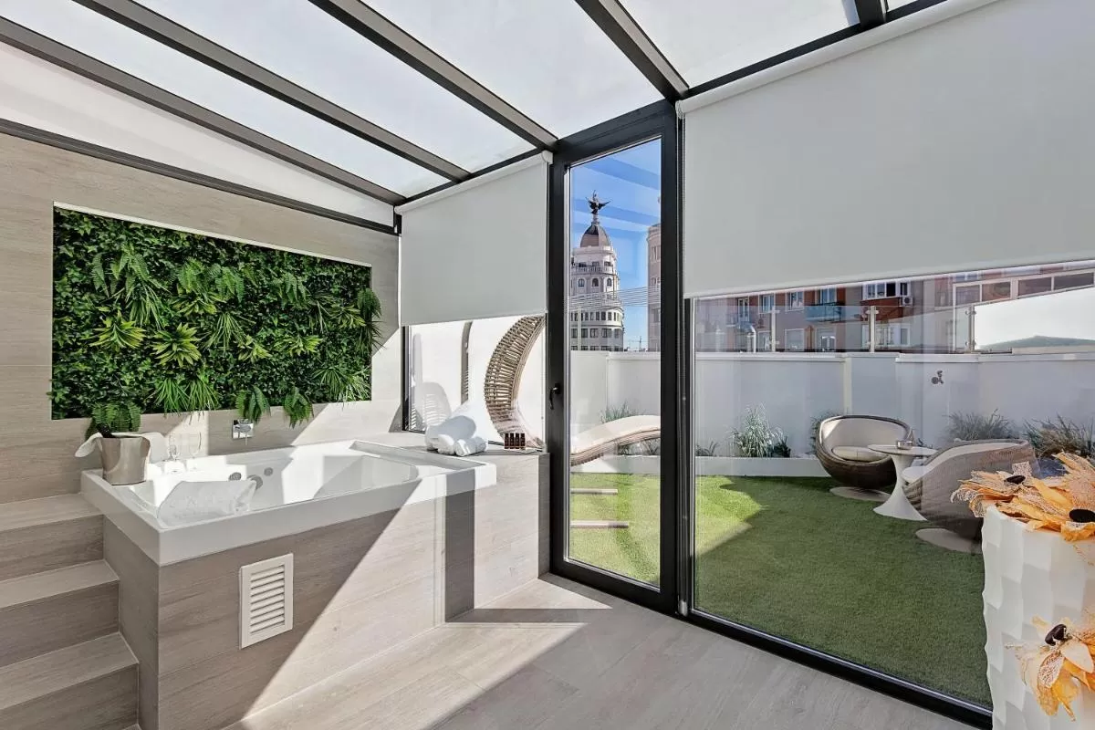 Jacuzzi privado cerca de la terraza Grupotel Mayorazgo Madrid