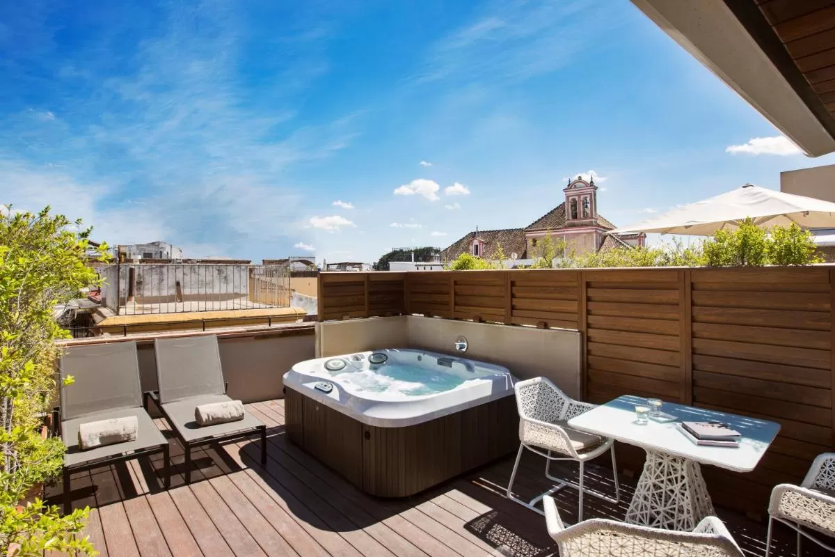 Jacuzzi privado en la terraza con vistas a la ciudad Hotel Casa 1800 Sevilla
