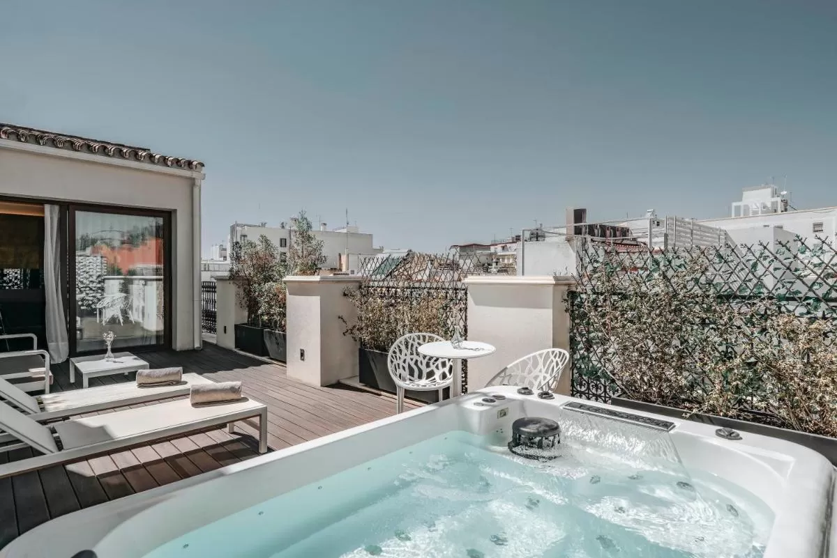Jacuzzi privado en la terraza con vistas a la ciudad Sevilla Vincci Selección Unuk 5 GL