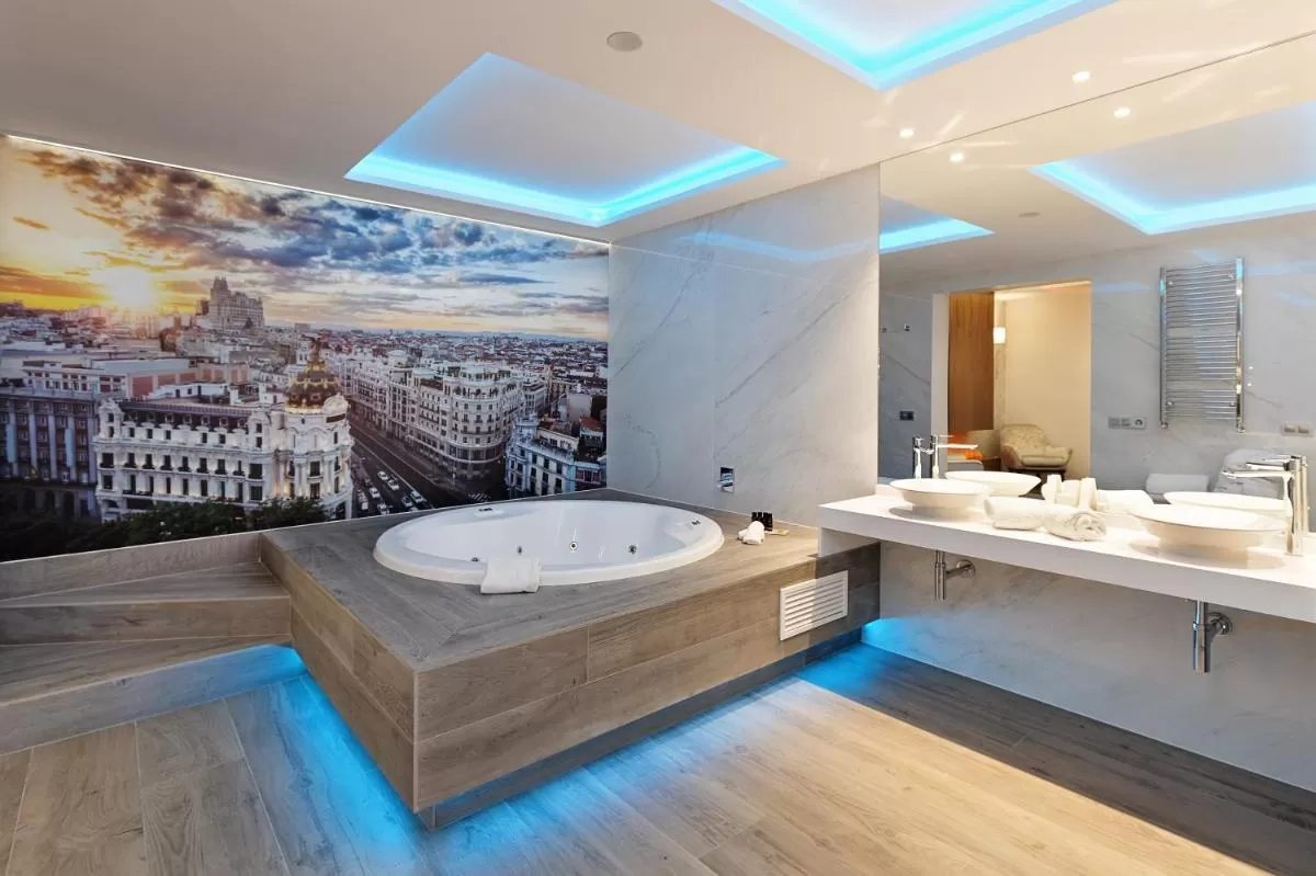Magnífico jacuzzi con forma redonda en el baño de la suite del Grupotel Mayorazgo Madrid