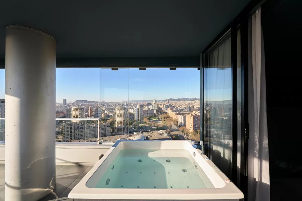 Piscina de Hidromasaje en la terraza con vistas a la ciudad Barcelona Princess