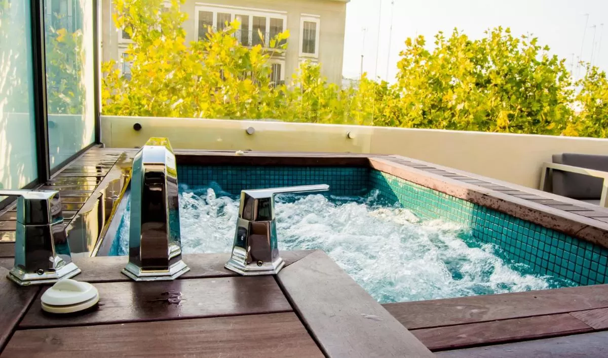 Piscina de hidromasaje en terraza privada con vistas a la ciudad Hotel Lobby Sevilla