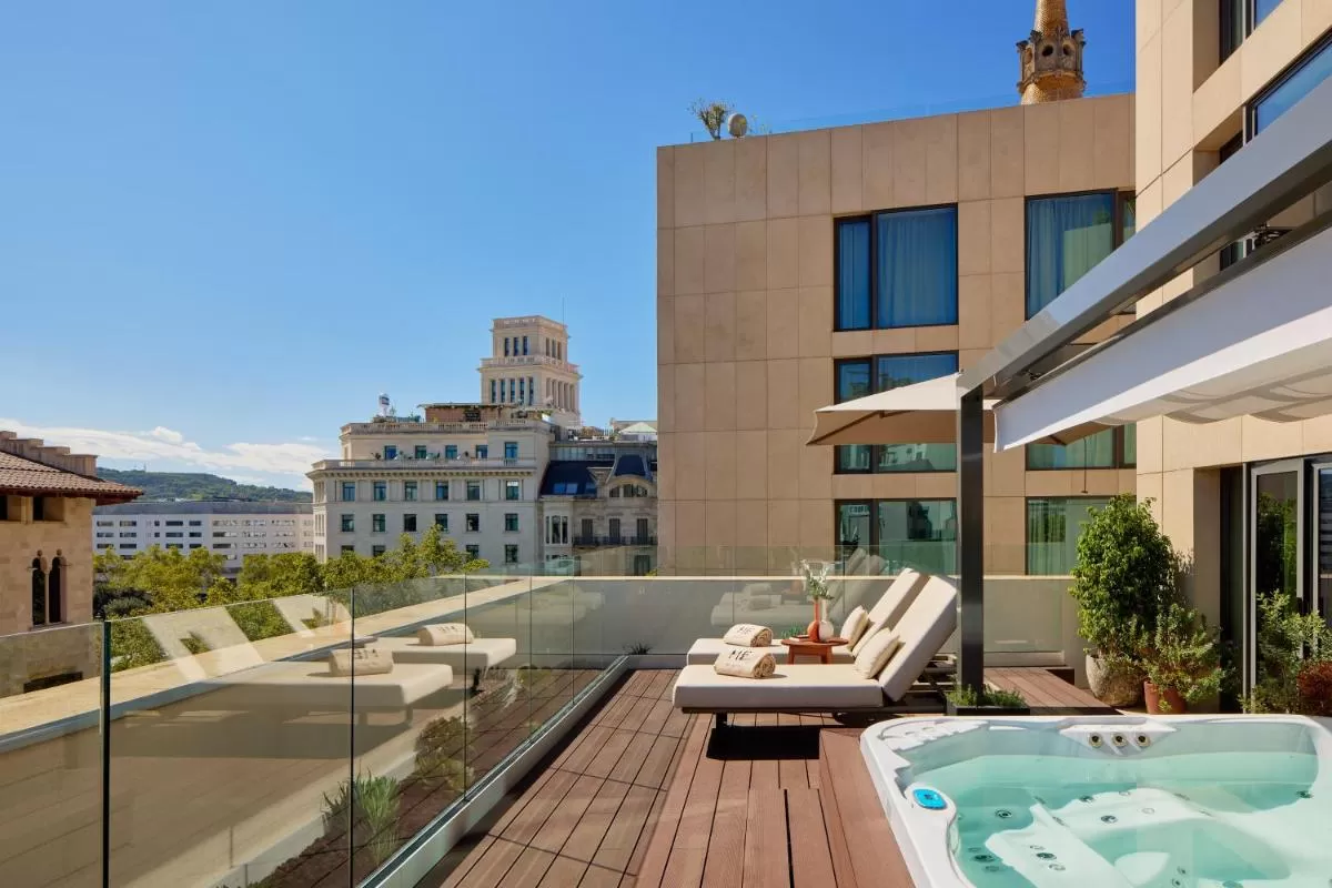 Suite con jacuzzi en la terraza ME Barcelona