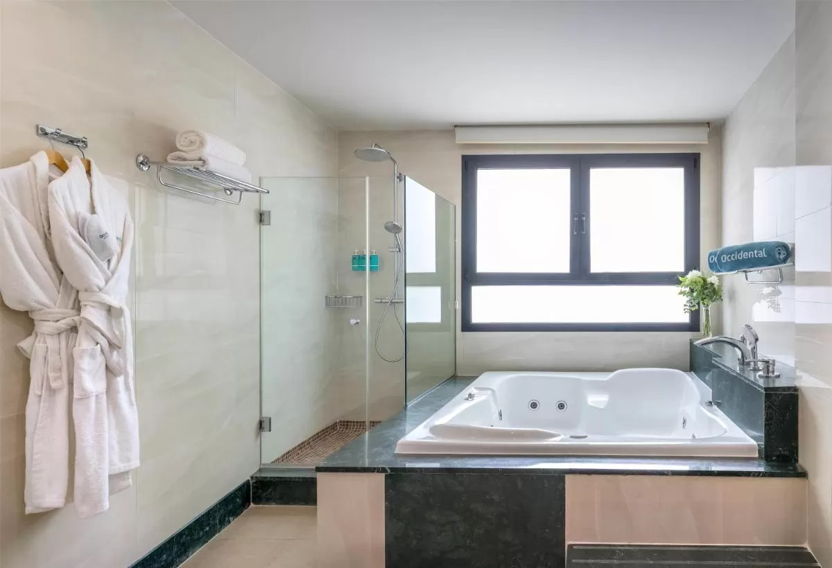 Suite Occidental Granada con Bañera de hidromasaje