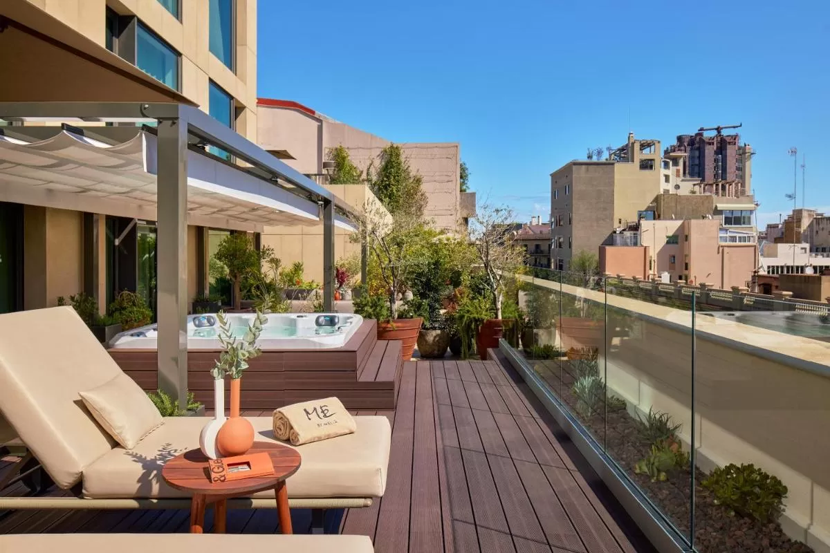 Terraza con jacuzzi de la suite del ME Barcelona Terraza con jacuzzi de la suite del ME Barcelona