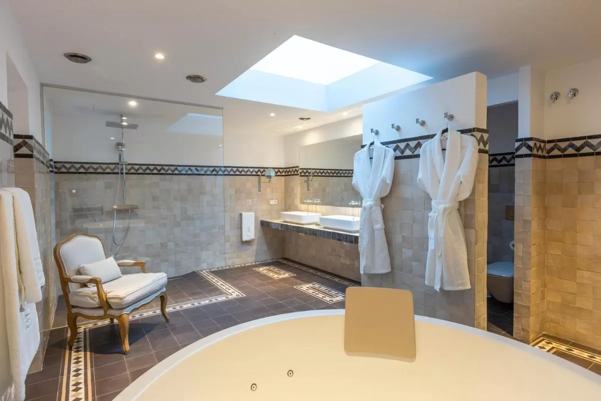 Un baño grande con bañera de hidromasaje CasaBlu An Andalusian Boutique Hotel en Málaga Un baño grande con bañera de hidromasaje CasaBlu An Andalusian Boutique Hotel en Málaga